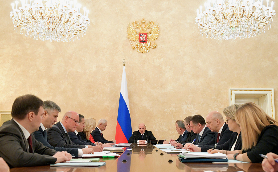 Михаил Мишустин (в центре) во время совещания с вице-премьерами РФ