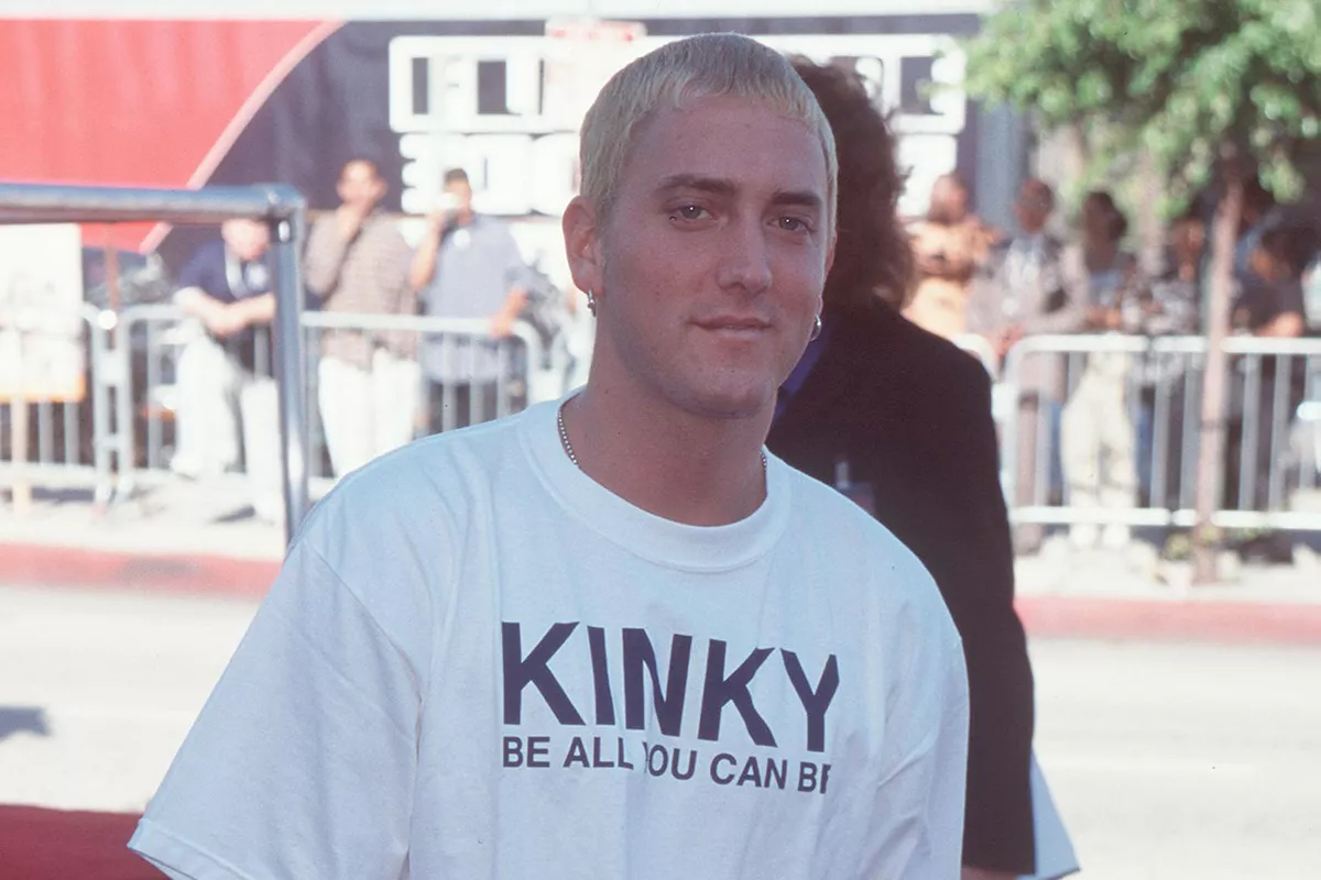 В далеком 1999 году 27-летний Эминем улыбается фотографам на церемонии Source Hip-Hop Awards. Тогда он победил в категории «Лучший поэт-песенник» за трек Guilty Conscience (при участии Dr. Dre)