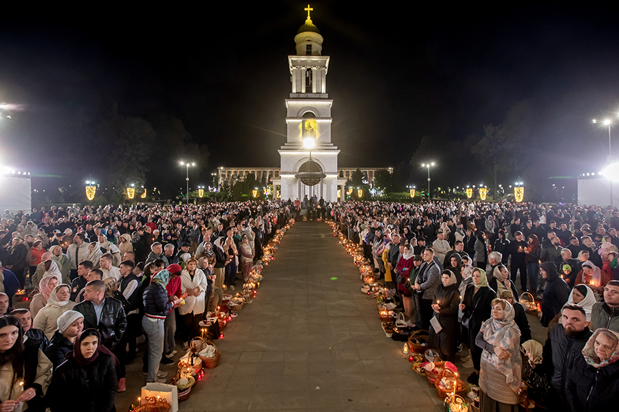 Верующие в Молдавии получают благодатный огонь.