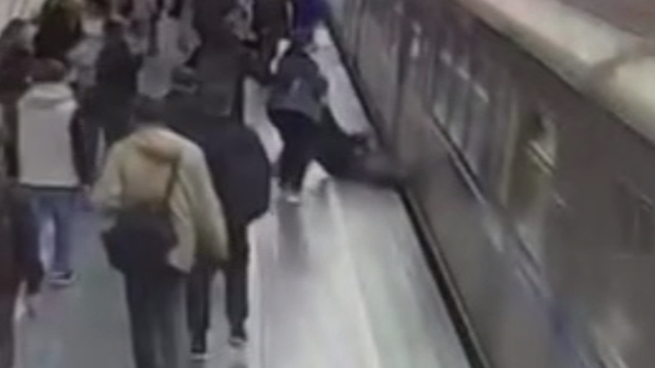 В московском метро женщина толкнула знакомого на прибывающий поезд