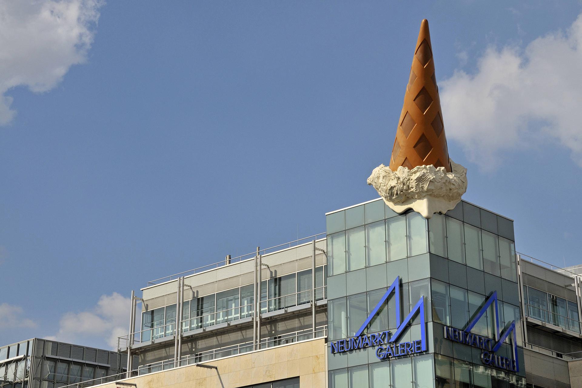 Скульптура «Упавший рожок» на крыше торгового центра Neumarkt Galerie, Германия