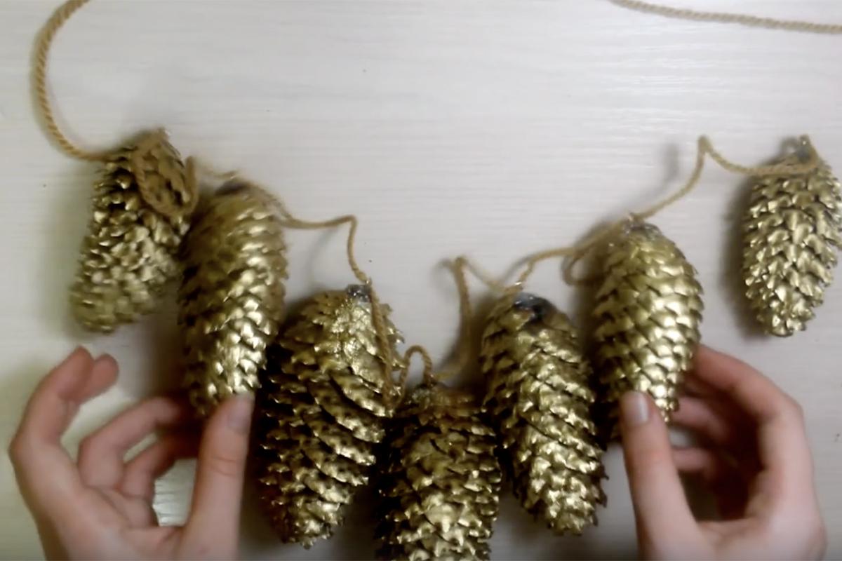 Как собрать новогоднюю гирлянду из шишек