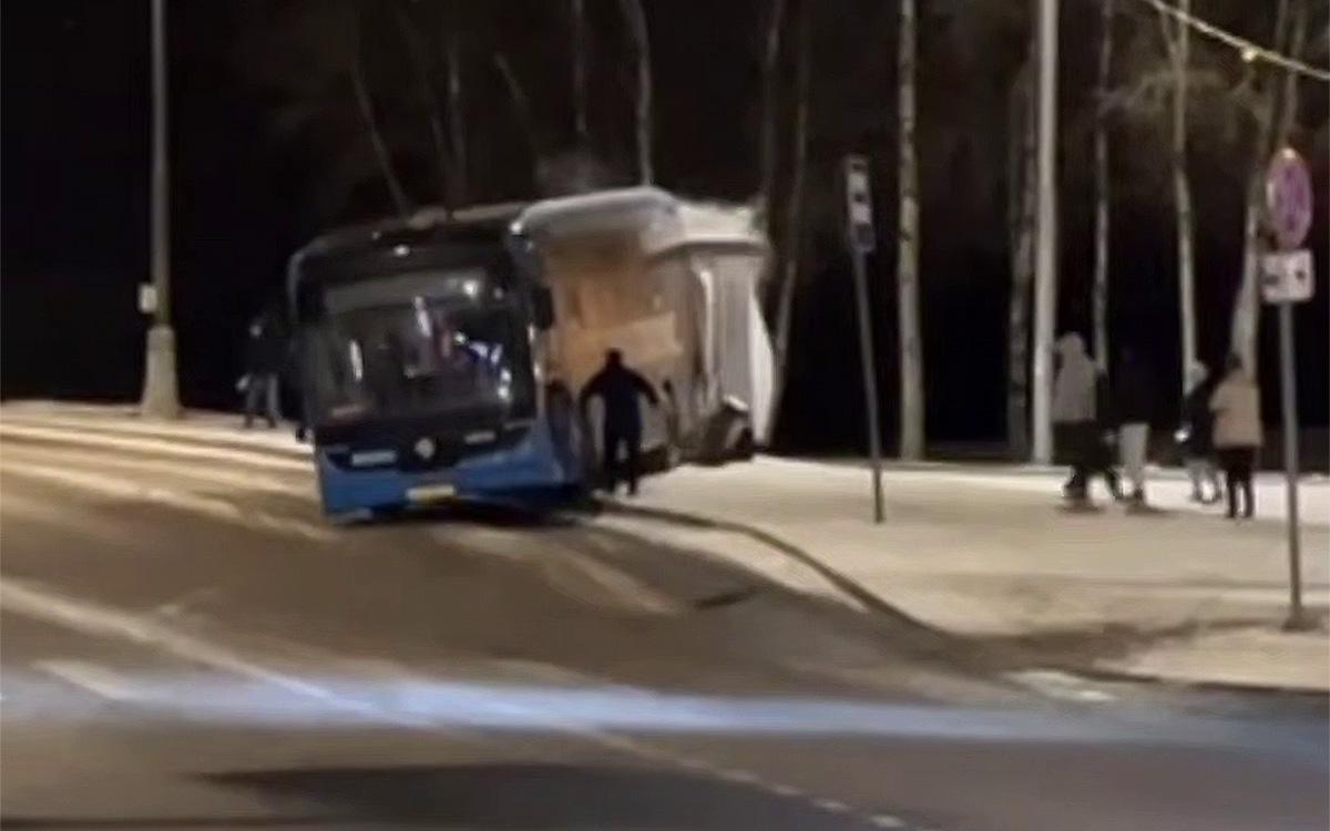 Неисправный электробус без водителя врезался в остановку. Кто виноват