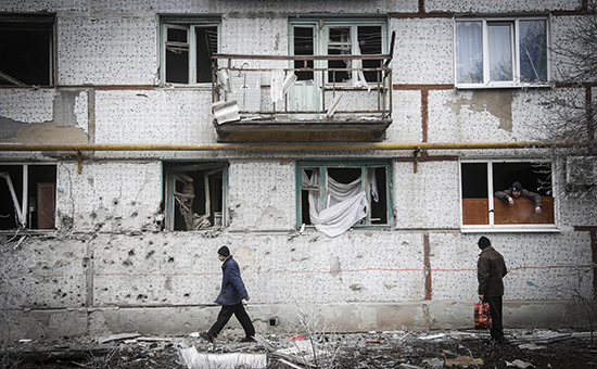Жители Светлодарска ремонтируют окна, выбитые в результате обстрела