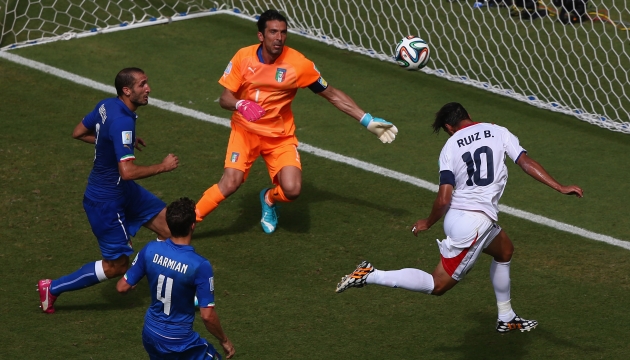 Капитан сборной Коста-Рики Брайан Руис поражает ворота Джанлуиджи Буффона. Италия повержена
