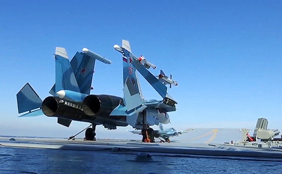 Истребитель Су-33 во&nbsp;время боевого вылета с&nbsp;палубы тяжелого авианесущего крейсера &laquo;Адмирал Кузнецов&raquo;
