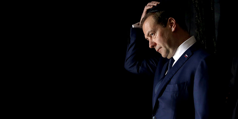 Медведев рассказал об угрозе остаться на обочине из-за «новой нефти»