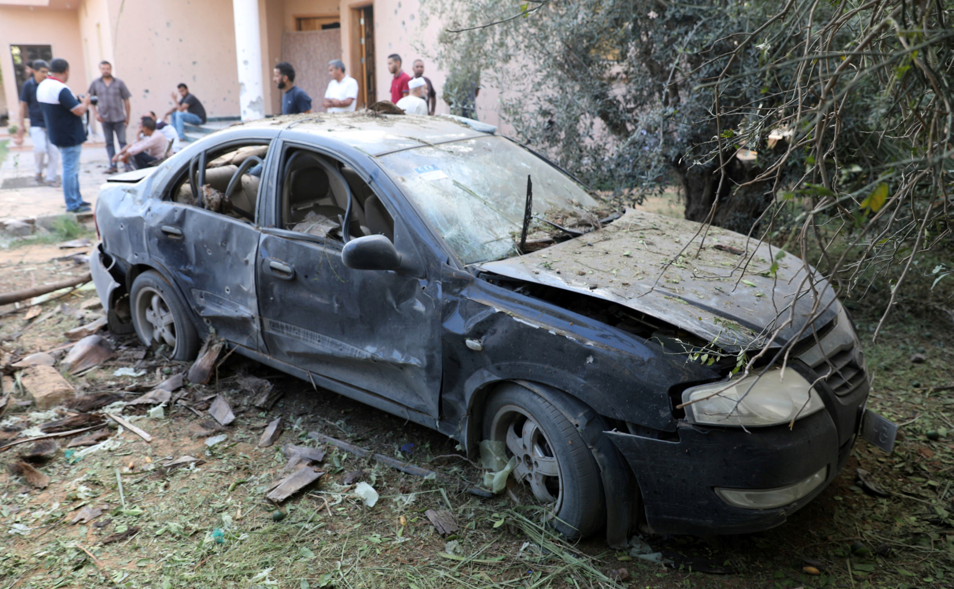Сожженный во время столкновений в Триполи автомобиль