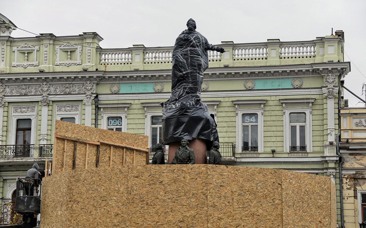 Одесский исполком поддержал демонтаж памятников Екатерине II и Суворову