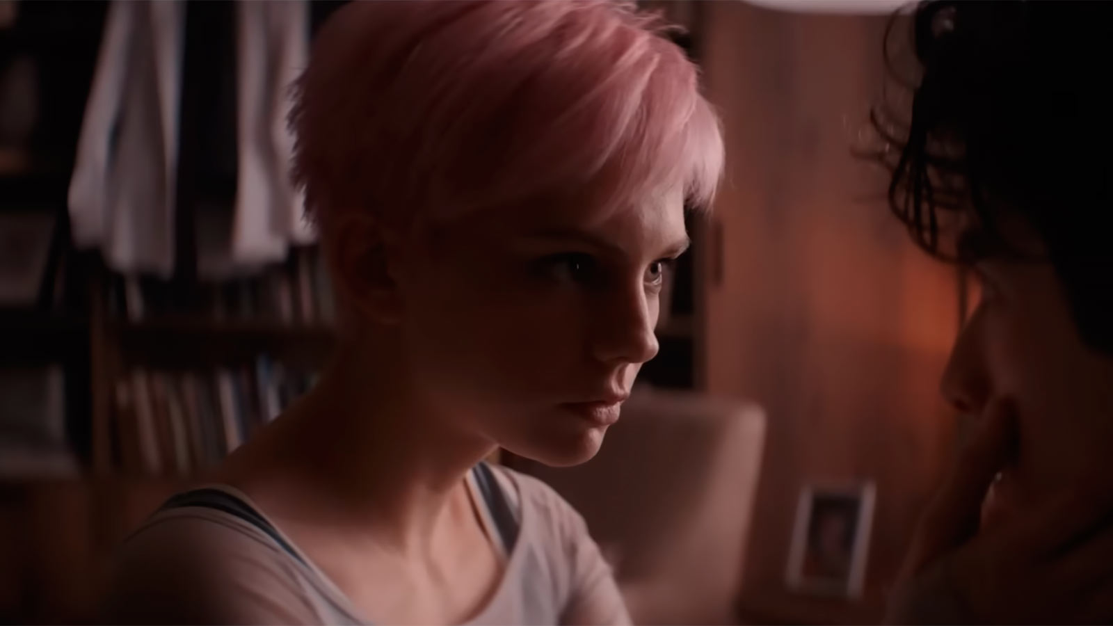 Жалпақ кеуде қызыл шашпен жыныстық қатынас