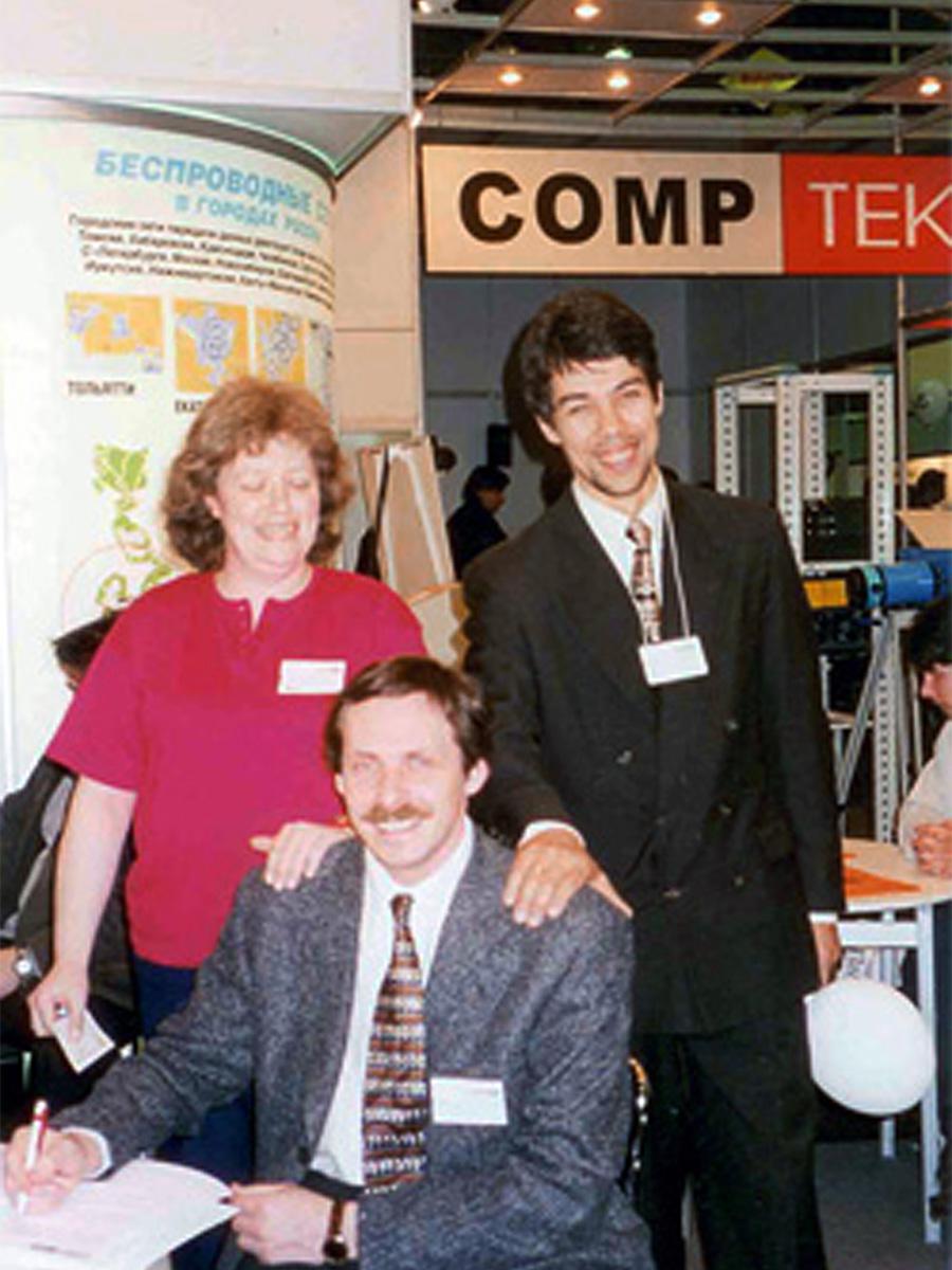 Аркадий Волож (на переднем плане), бывший главный редактор &laquo;Яндекса&raquo; Елена Колмановская и Илья Сегалович, 1997 год