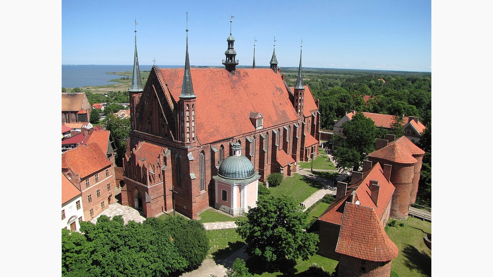 <p>Собор&nbsp;Успения Богородицы и Святого Андрея в польском городе Фромборк, где был похоронен Коперник</p>