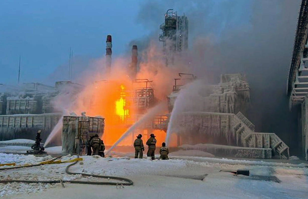 Тушение пожара на территории терминала компании НОВАТЭК в порту Усть-Луга после удара БПЛА