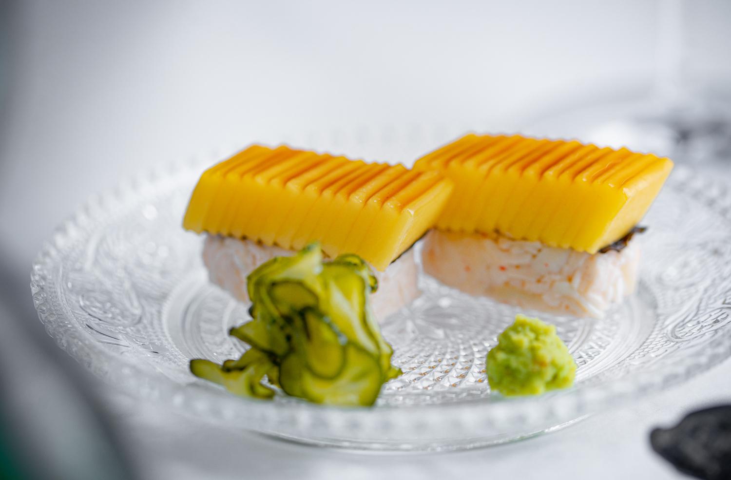 Суши из камчатского краба со спелым манго