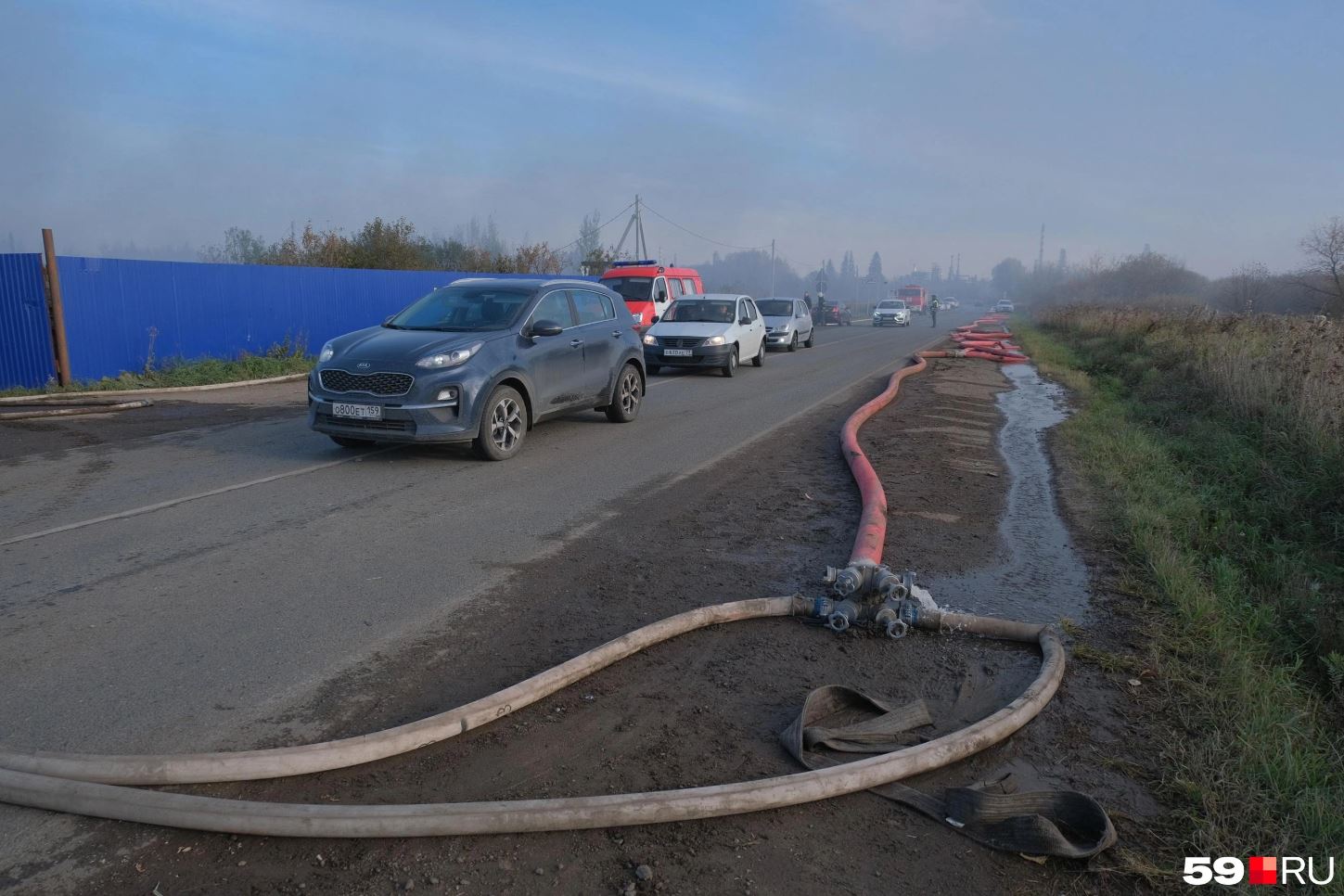 Пожарные рукава проложены через дорогу между селом Гамово и промзоной &laquo;Пермнефтеоргсинтеза&raquo;. Движение транспорта затруднено, передает корреспондент 59.ru и залинковать ссылку