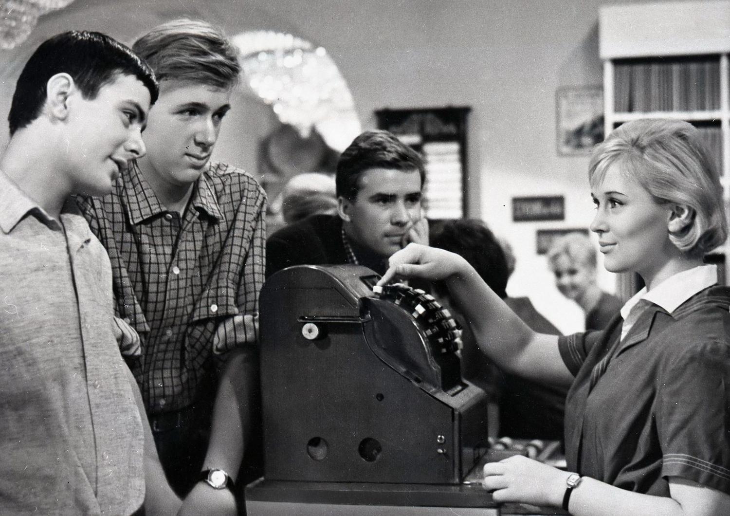 Кадр из фильма «Я шагаю по Москве»