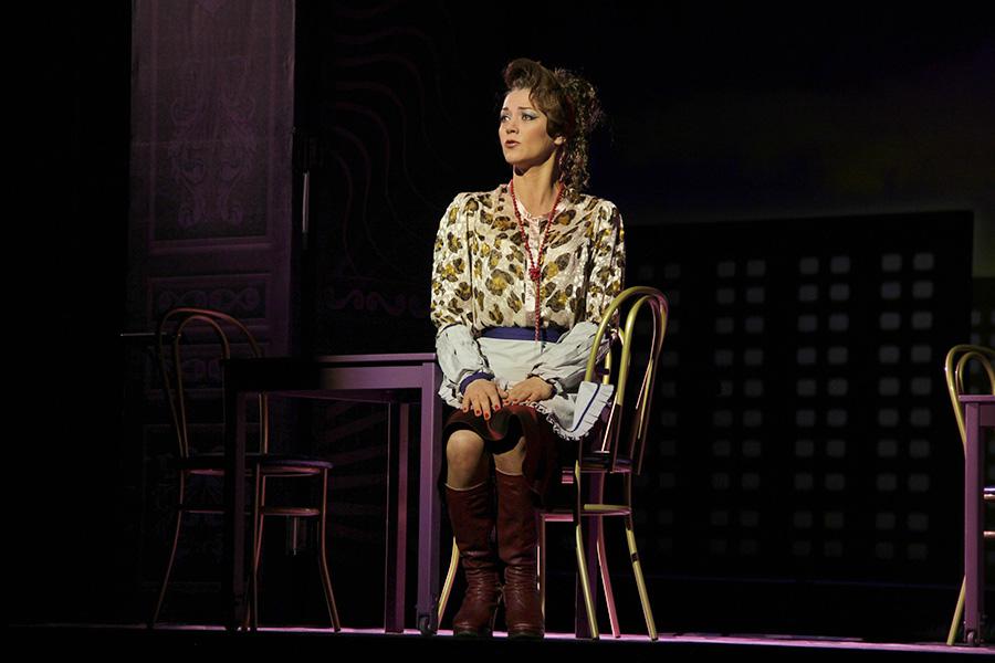 Анна Уколова в спектакле &laquo;Женитьба&raquo; в постановке режиссера Филиппа Григоряна, Москва, 3 марта 2015 года