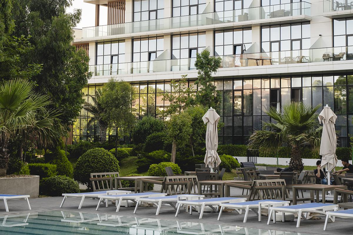 Линейка форматов недвижимости включает варианты как без отделки, так и с готовым ремонтом, а также лоты с меблировкой &laquo;под ключ&raquo;.