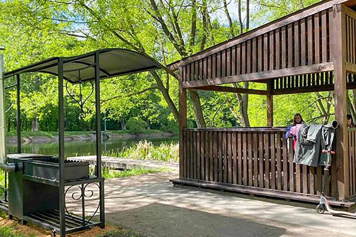 Место для шашлыка с мангалом у прудов парка «Радуга»