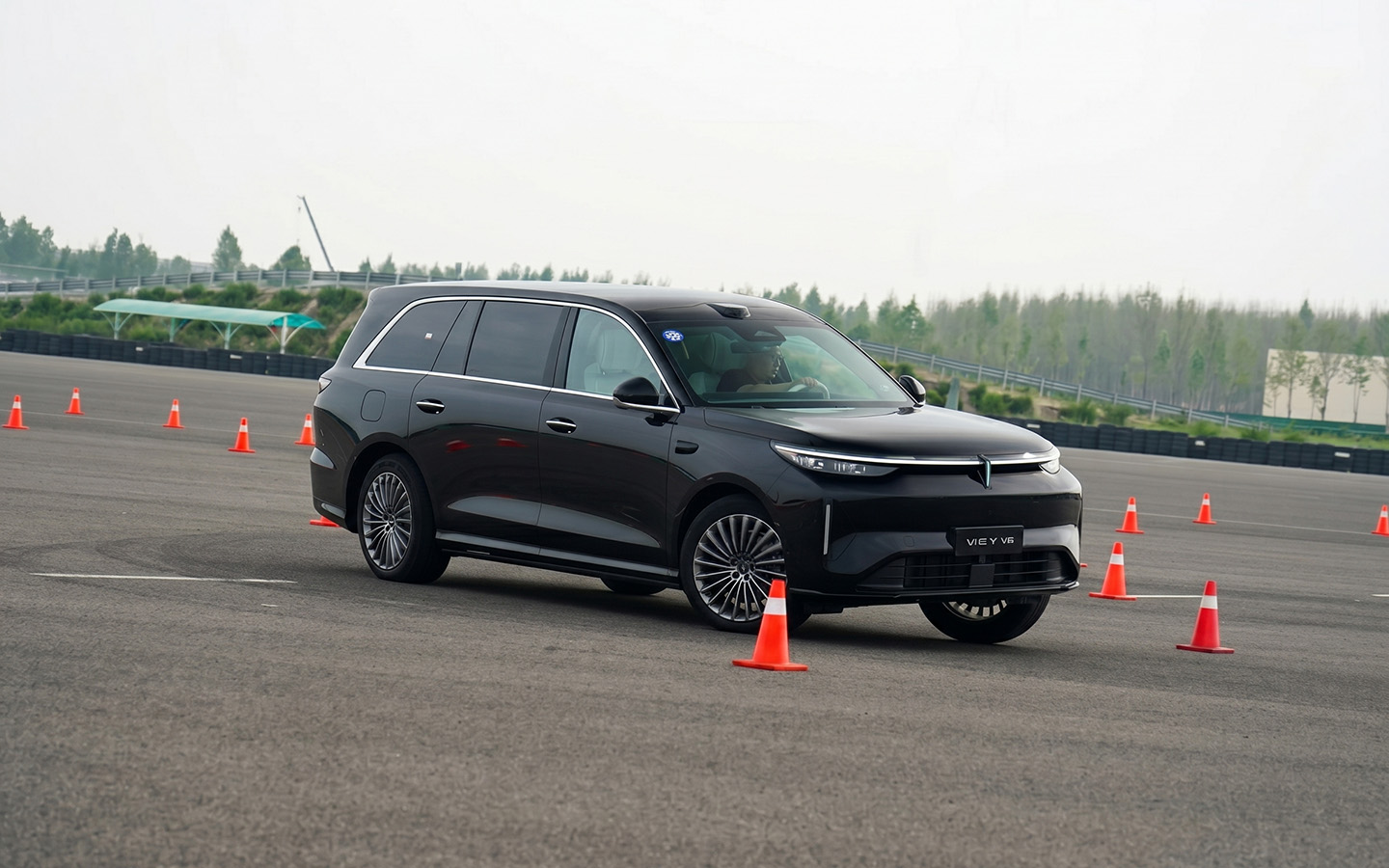 Система стабилизации автомобиля при разрыве шины способна сохранить курсовую устойчивость и замедлить автомобиль, даже если лопнут обе покрышки с одной стороны на скорости 220 км/ч по прямой или 85 км/ч, если подобное произошло в повороте