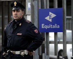 В Неаполе у офиса Equitalia, занимающейся сбором не выплаченных штрафов, взорвались три бомбы