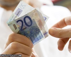 Официальный курс евро снизился на 7 копеек