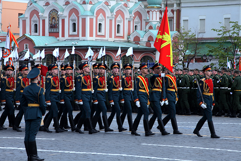 Рота почетного караула со знаменем сухопутных войск
