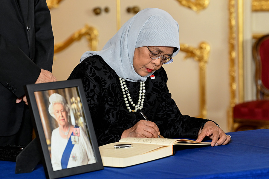 Президент Сингапура Халима Якоб&nbsp;подписывает книгу соболезнований в Ланкастер-Хаусе