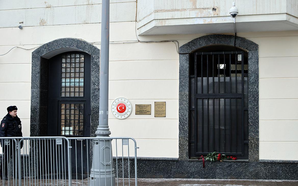 Полиция начала проверку данных о краже двух телефонов у атташе Турции