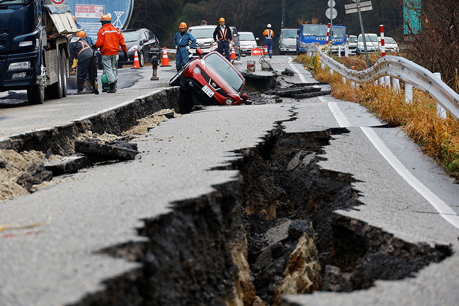 Асфальт на дорогах префектуры Исикава разошелся в стороны, в некоторые из таких расселин провалились машины.
