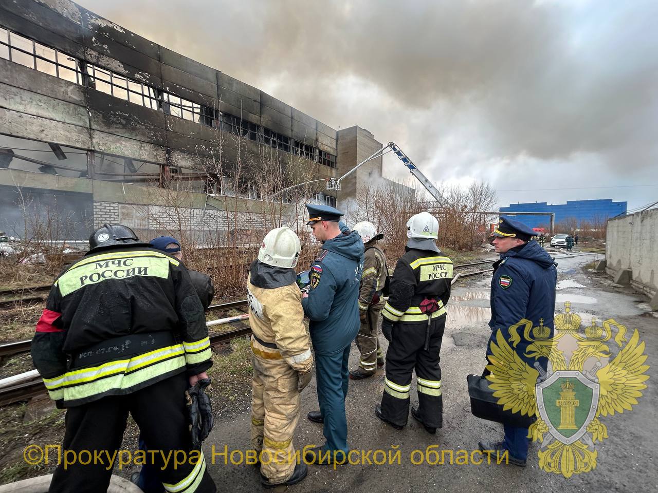 Начата проверка после пожара на складе с автозапчастями в Новосибирске — РБК