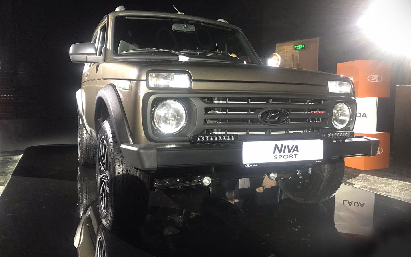 Названы сроки начала продаж Lada Niva Sport. Автомобиль показали живьем