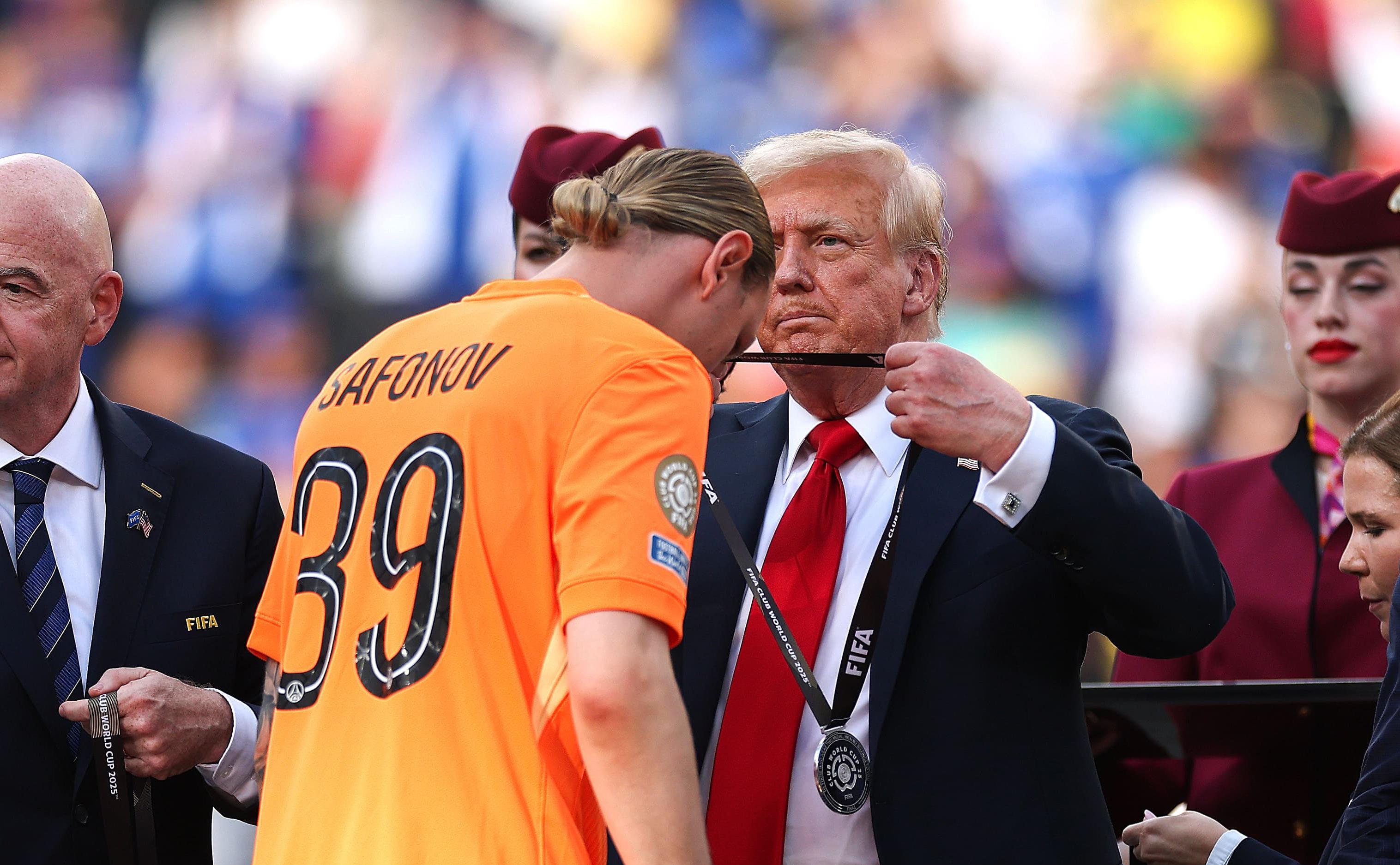 Дональд Трамп награждает Матвея Сафонова&nbsp;серебряной медалью клубного чемпионата мира по футболу
