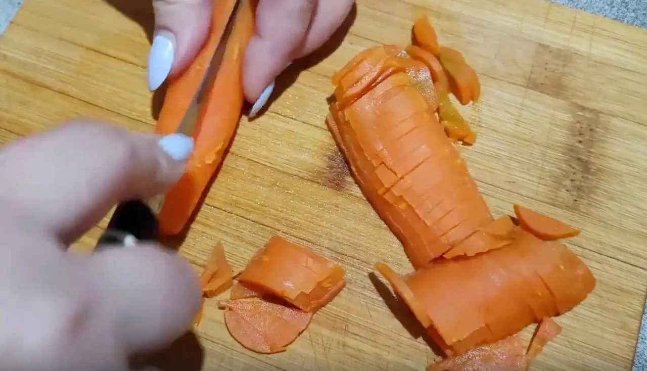 Нарежьте морковь