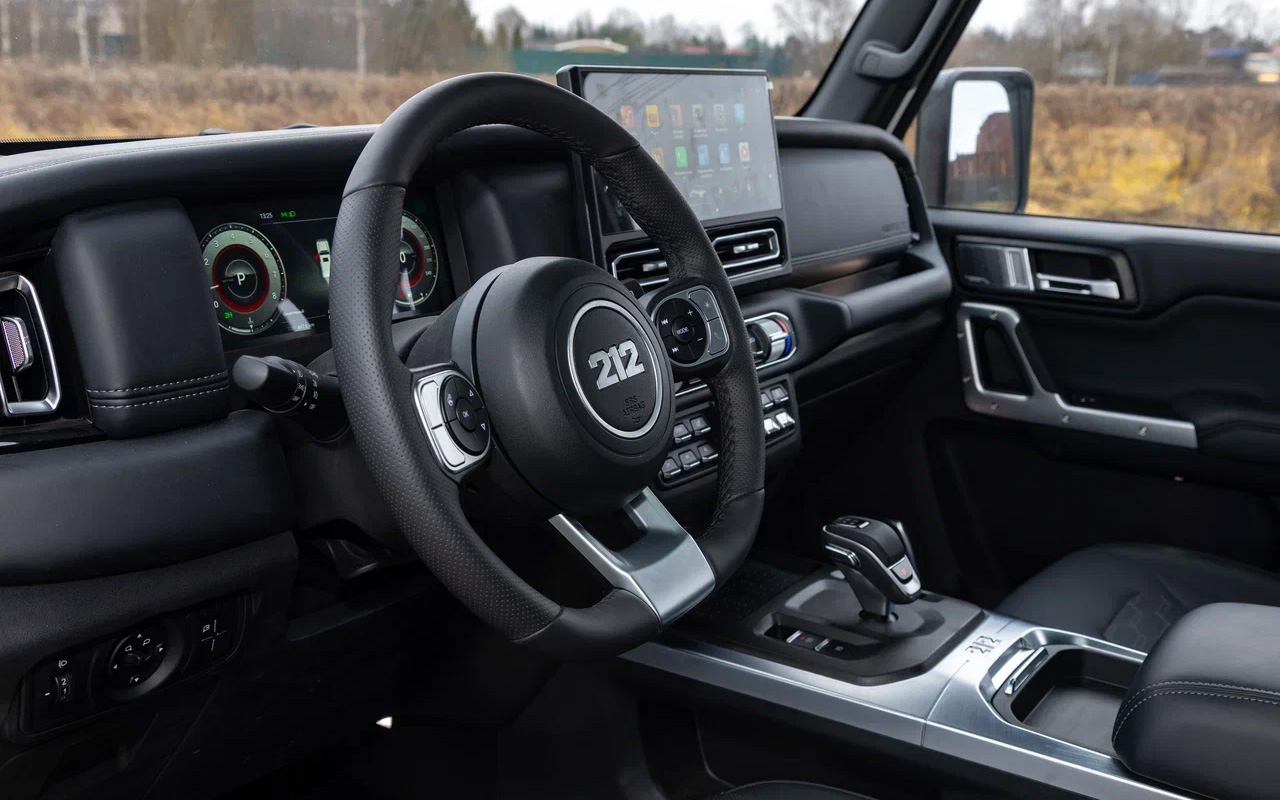 Баранка BAW 212 удобная и пухлая, но к логике кнопок на мультируле нужно привыкание. Регулировка — только по высоте, и это — жирный минус