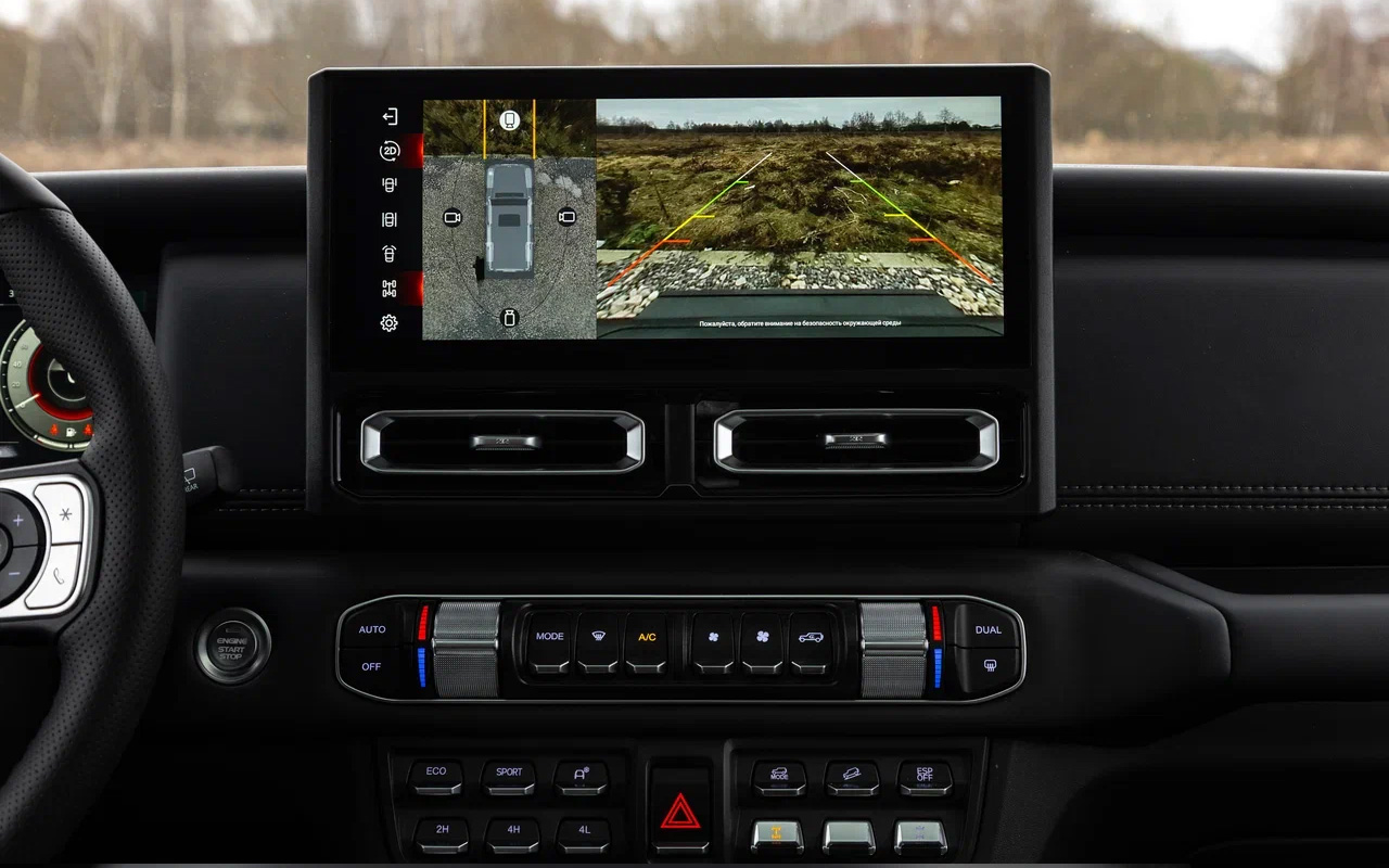 Система камер кругового обзора на BAW 212 работает на удивление неплохо. Картинка яркая, детализация хорошая. Жаль оптика на бездорожье сильно пачкается, а омывателей здесь нет