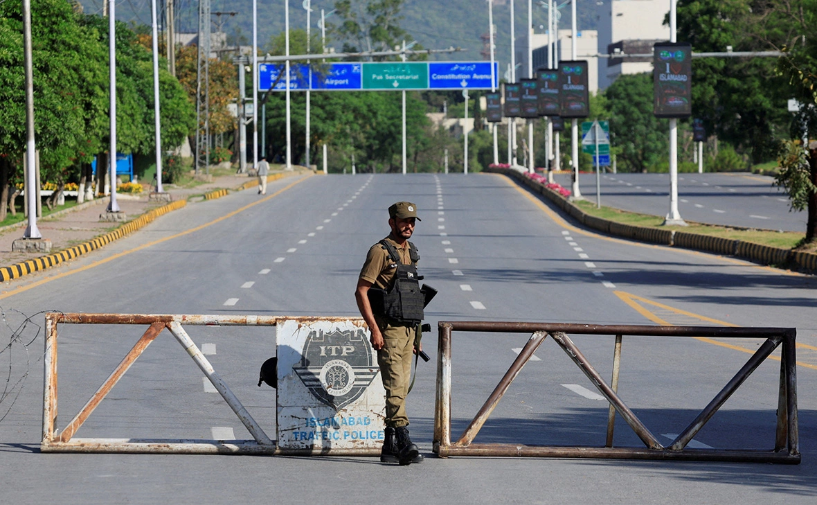 Akhtar Soomro / Reuters