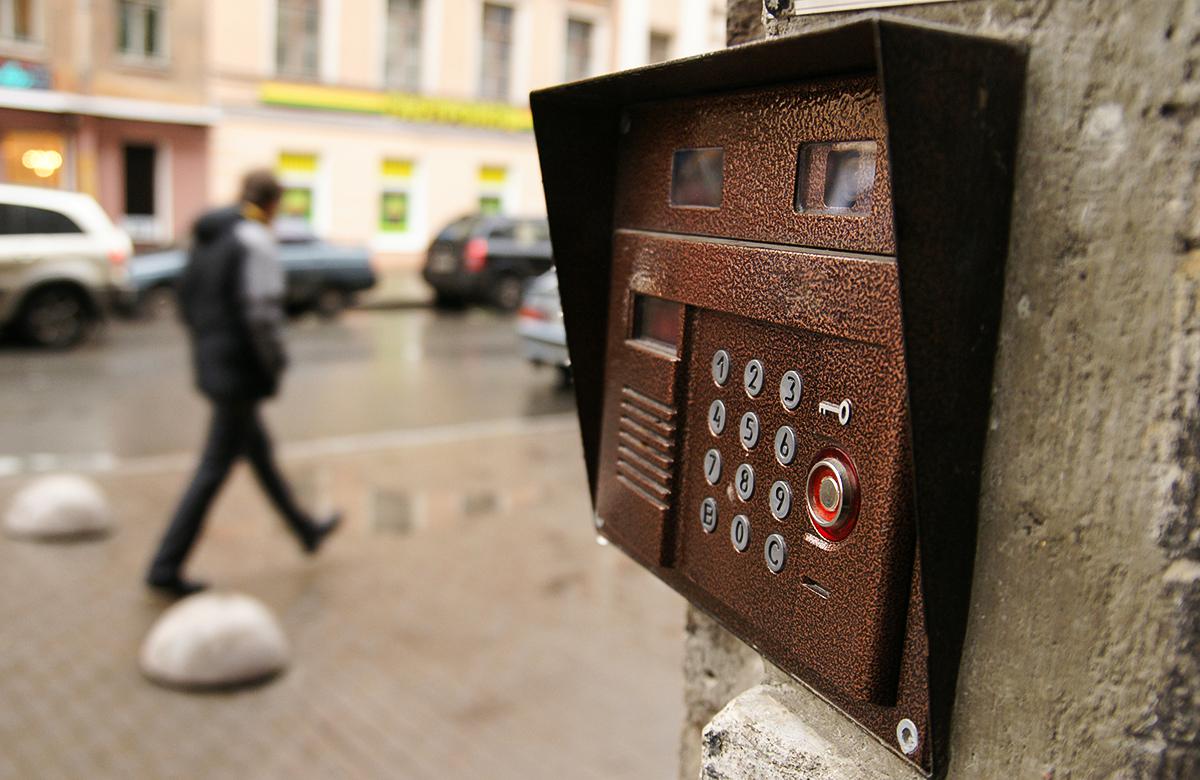 Часть работ по починке домофона можно выполнить самостоятельно, но только если есть опыт работы с электроникой

