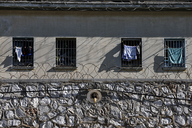 Греция

Живущая в режиме жесткой экономии Греция в 2012 году выделяла на содержание одного заключенного &euro;3,2 в день. Весь бюджет тюремного ведомства, на содержании которого около 13 тыс. греческих заключенных, составил &euro;43 млн

На фото: тюрьма Korydallos в Афинах, Греция
