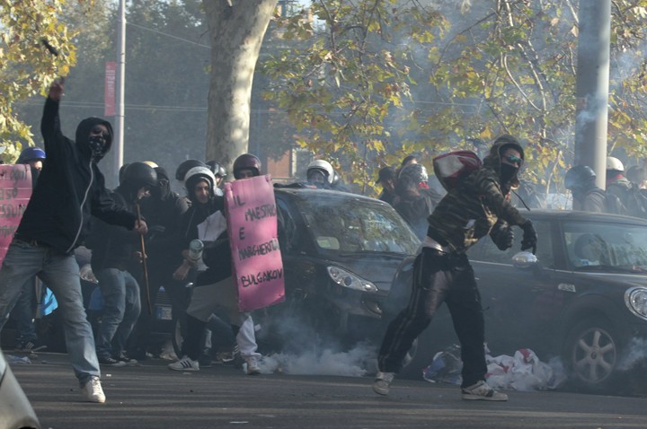 Протестные демонстрации в Европе обернулись столкновениями с полицией