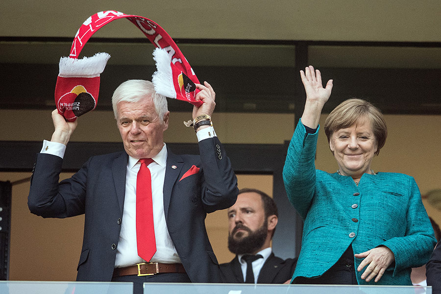 Большим поклонником футбола является и канцлер Германии Ангела Меркель. Канцлера часто можно увидеть на футбольных матчах, она &mdash; почетный член клуба &laquo;Энерги&raquo; из Котбуса. Также канцлер признавалась, что симпатизирует мюнхенской &laquo;Баварии&raquo;. Меркель часто посещает матчи сборной Германии &mdash; например, в 2014 году она следила за победным для этой команды финалом чемпионата мира в Бразилии вместе с президентом России Владимиром Путиным. Сама канцлер занимается лыжным спортом &mdash; в начале 2014 года она даже получила серьезную травму, катаясь в горах Швейцарии. Тогда отмечалось, что причиной могло быть плохое состояние лыж, которые были приобретены около 20 лет назад.