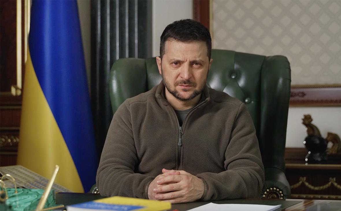 Зеленский назвал ситуацию в Донбассе тяжелой и мучительной"/>














