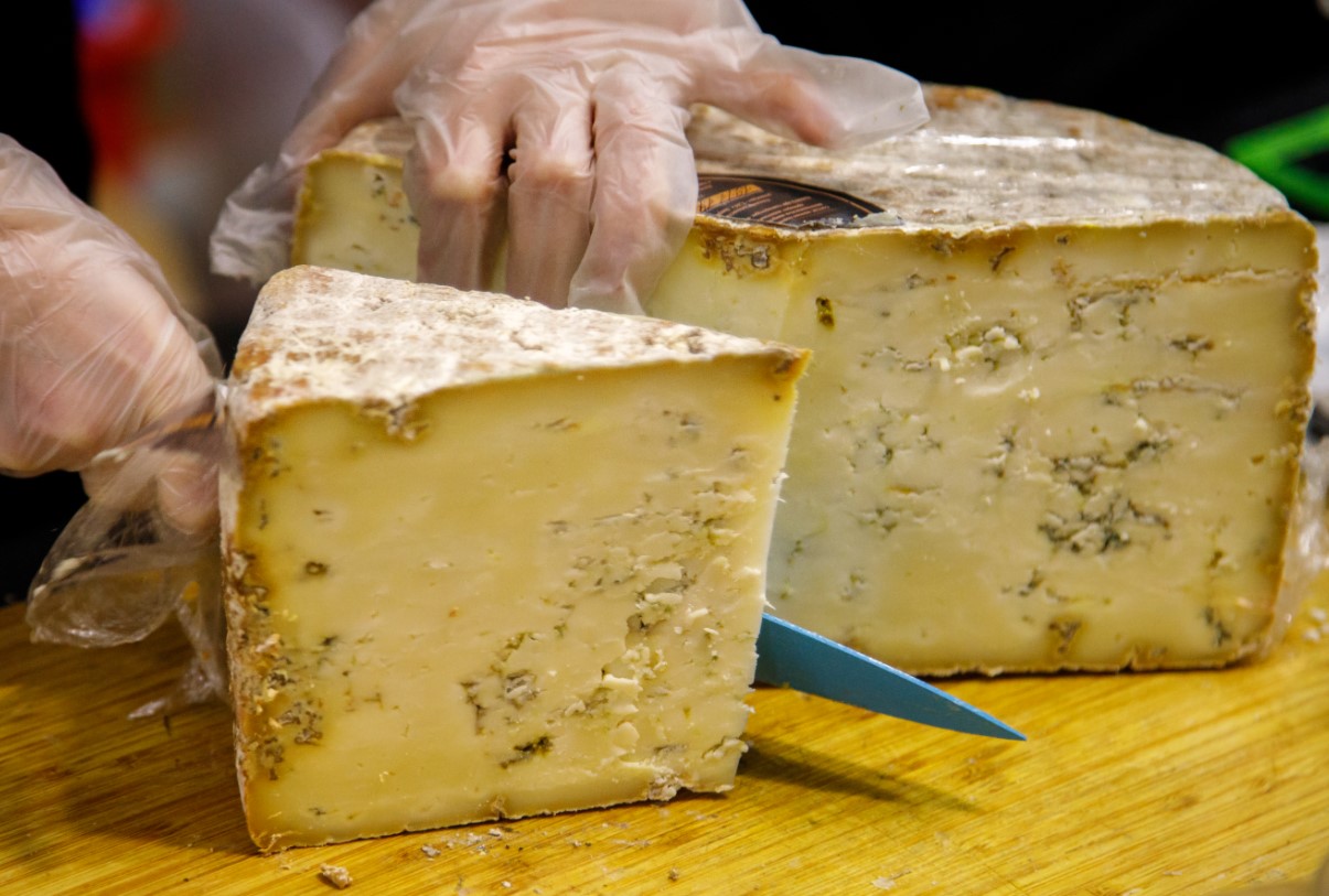 Cреднее количество потребляемого сыра на одного россиянина выросло с 5,8 кг в 2022 г. до 6,1 кг в 2023 г.