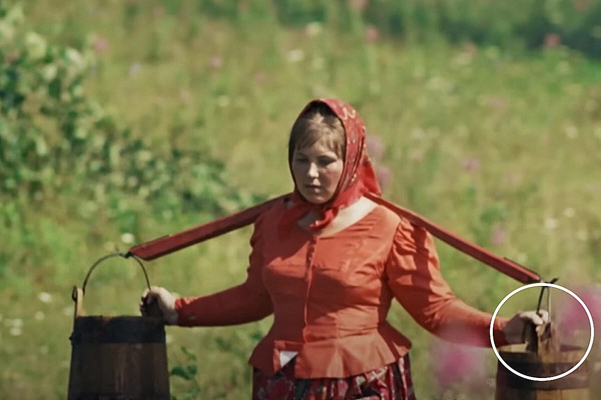 С коромыслом что-то не так. Найден явный киноляп в «Белом солнце пустыни»