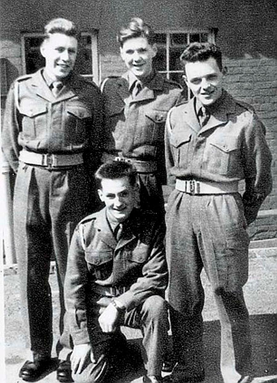 Энтони&nbsp;Хопкинс (справа) во время службы в армии