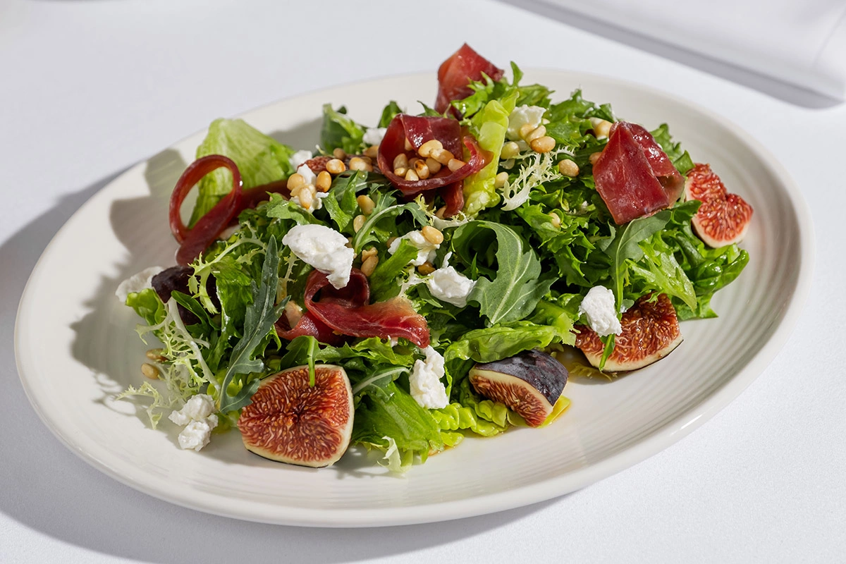 Салат с инжиром, рикоттой и хамоном из утки