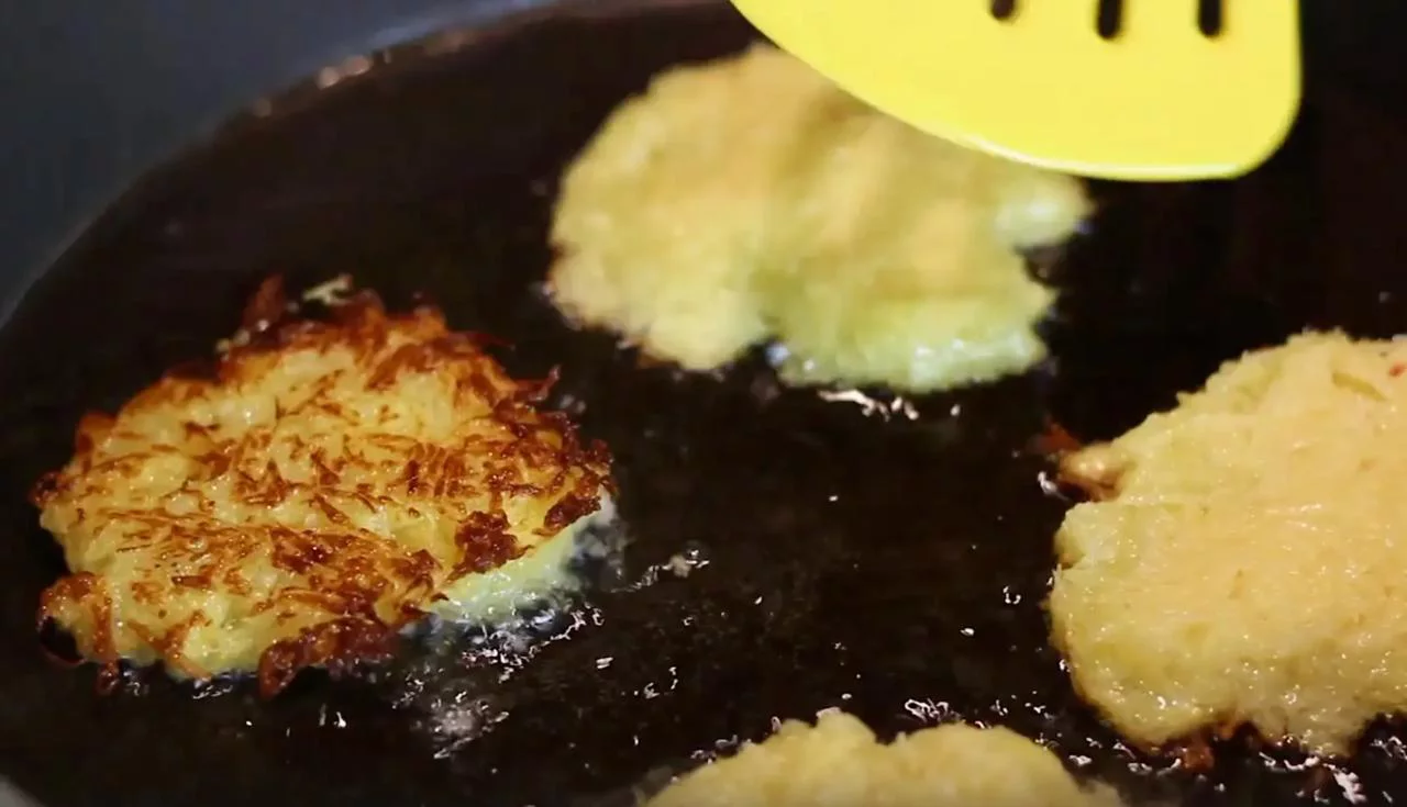 Жарьте драники с обеих сторон