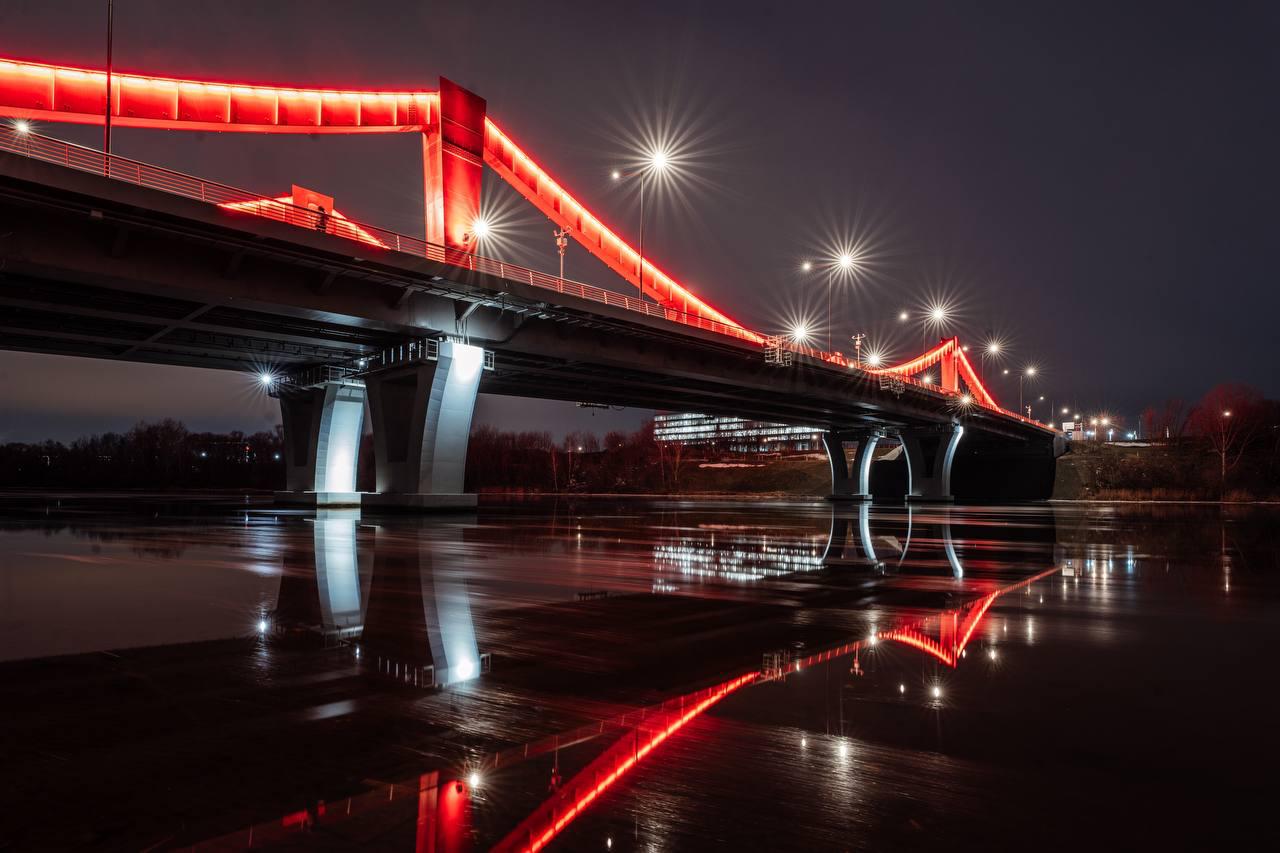 Строительство Гагаринского моста велось методом надвижки с двух сторон. Для возведения русловых опор в русле Москвы-реки были отсыпаны два полуострова