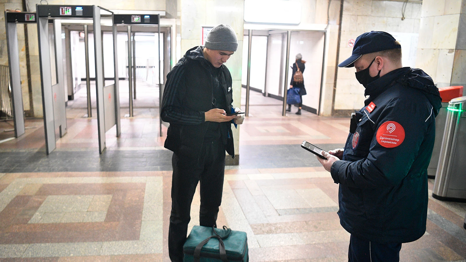 Что известно о проверке телефонов у пассажиров московского метро
