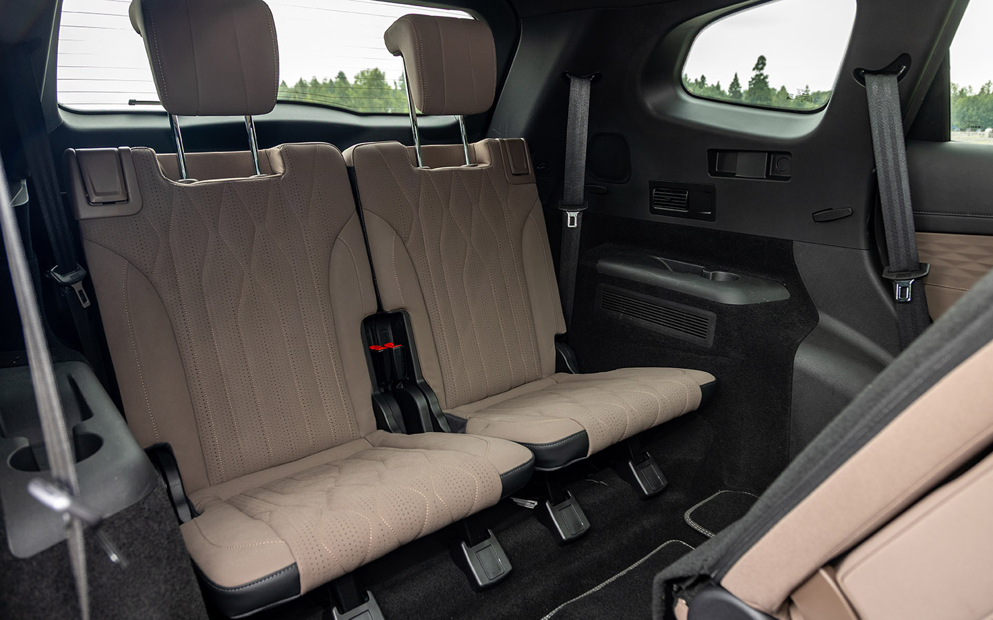 Даже спинки третьего ряда в&nbsp;Tenet T8 &mdash; с регулировкой наклона. В топовом исполнении на галерке есть блок управления&nbsp;климатикой  &nbsp;